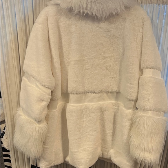 Luxurious White Faux Fur Coat - Picture 8 of 16